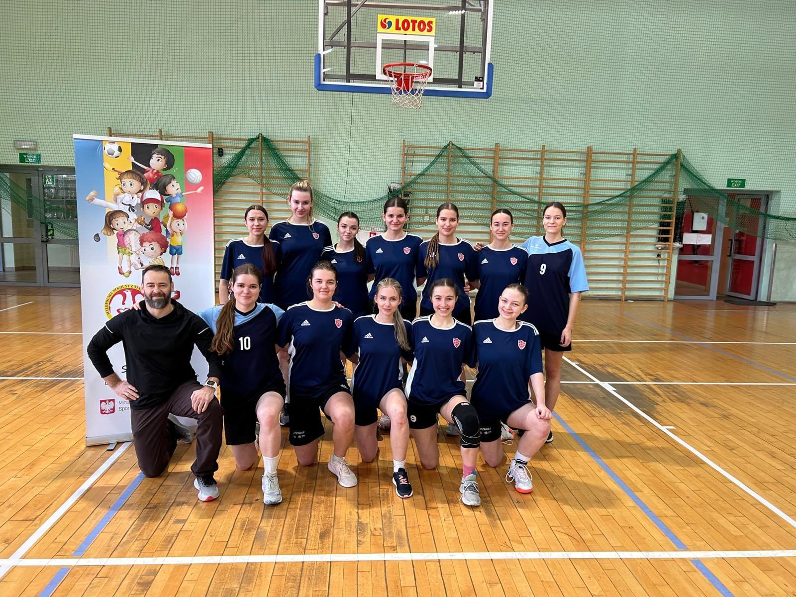 Zdjęcie Zawody rejonowe 2 LO 8.2 (1)90fbbbd6-503a-4ad4-b5f3-ca1af44379fb.jpg w galerii Zawody rejonowe w koszykówce dziewcząt